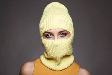 Sarı kar maskeli kızın güzel gözleri. Yeni Şapka stili. Güzel bir kadının son moda maskesi