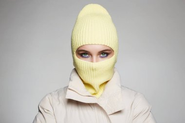 Sarı kar maskeli güzel bir kız. Güzel bir kadının son moda maskesi. kış modası