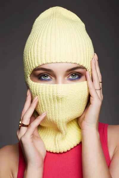 Begli Occhi Ragazza Passamontagna Gialla Nuovo Stile Cappello Maschera Alla — Foto Stock