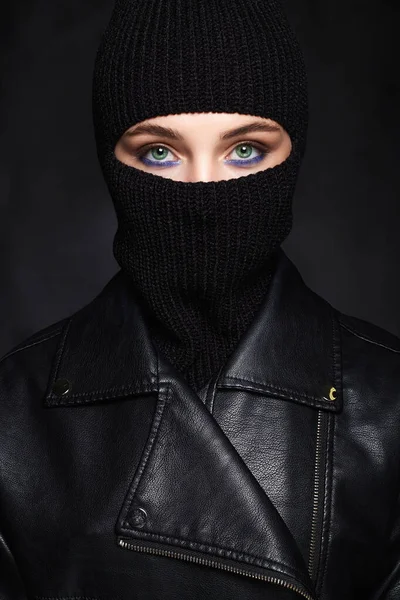 Siyah Kar Maskeli Deri Ceketli Güzel Bir Kız Güzel Bir — Stok fotoğraf