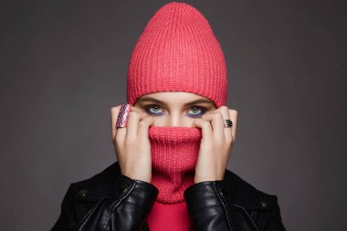 Kar maskeli ve deri ceketli güzel bir kız. Güzel bir kadının son moda maskesi. Yeni Şapka Stili