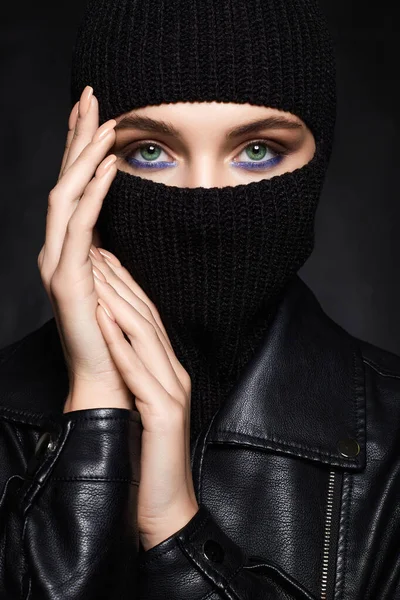 Siyah Kar Maskeli Deri Ceketli Güzel Bir Kız Güzel Bir — Stok fotoğraf
