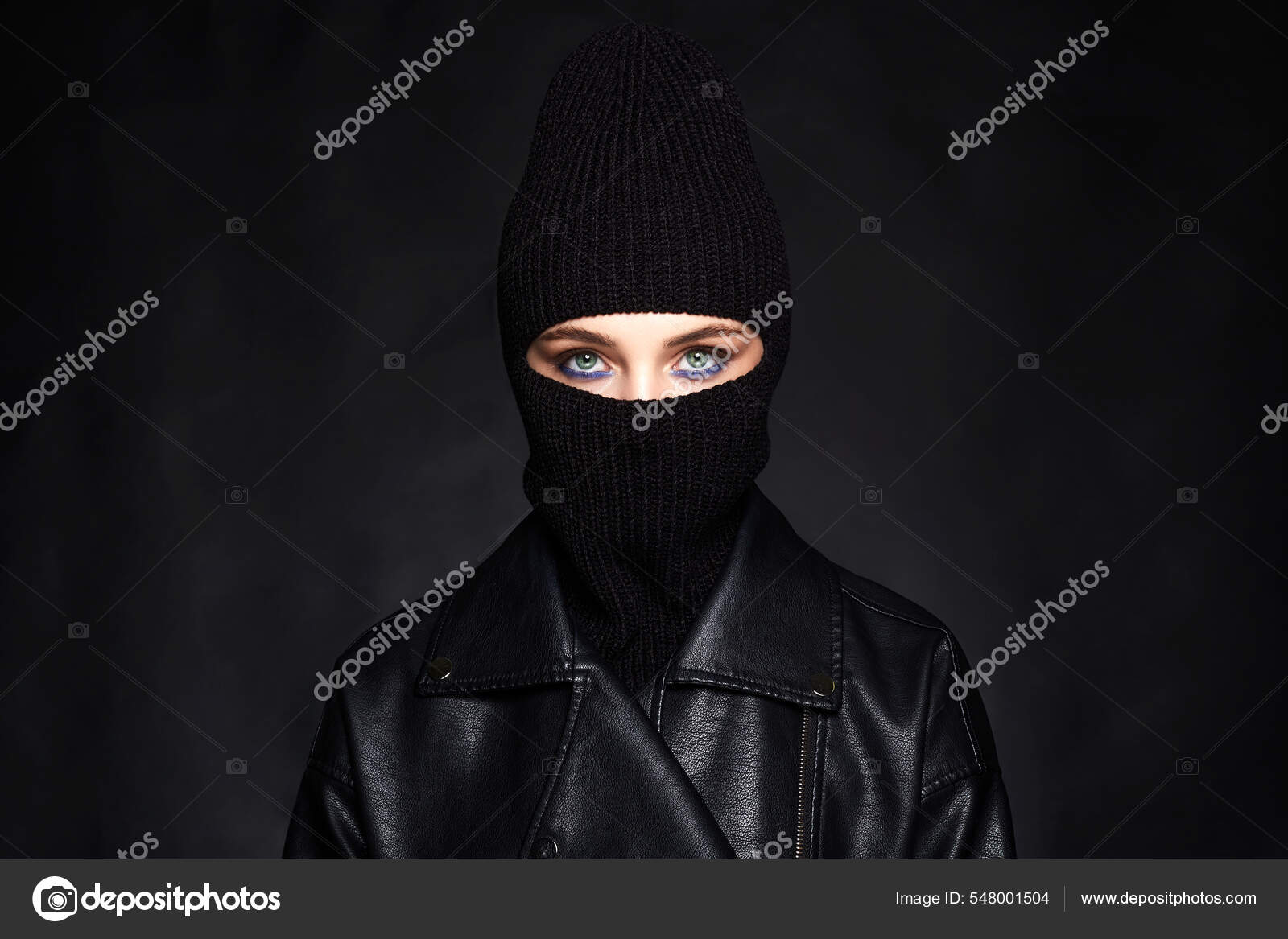 Chica Moda Pasamontañas Negro Abrigo Cuero Máscara Moda Mujer Bonita:  fotografía de stock © EugenePartyzan #548001504