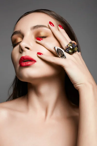 Seksowna Kobieta Pierścionkami Piękna Dziewczyna Czerwonymi Ustami Makijaż Manicure — Zdjęcie stockowe