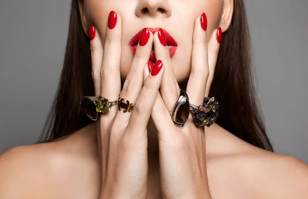 Mãos Femininas Com Anéis Jóias Menina Bonita Com Lábios Vermelhos — Fotografia de Stock