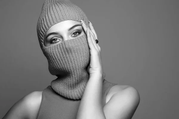 Hermosa Chica Pasamontañas Enmascarar Una Mujer Bonita Retrato Blanco Negro — Foto de Stock