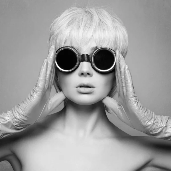 不同寻常的未来派眼镜 戴着手套和太阳镜的金发美女 怪胎风格的女孩 未来时尚 — 图库照片