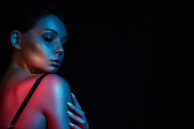 İç çamaşırlı seksi kadın. Parlak ışıklardaki şehvetli güzel kız.