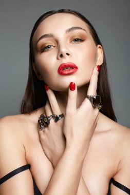 Mücevher yüzüklü güzel seksi bir kadın. Kırmızı dudaklı ve manikürlü güzel bir kız.
