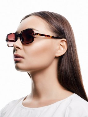 Güneş gözlüklü güzel bir kadının moda portresi. Moda gözlüklü güzel kız