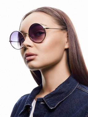 Güneş gözlüklü güzel bir kadının moda portresi. Moda gözlüklü güzel kız