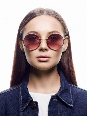 Güneş gözlüklü güzel bir kadının moda portresi. Moda gözlüklü güzel kız