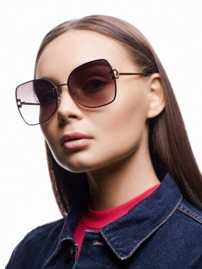 Güneş gözlüklü güzel bir kadının moda portresi. Moda gözlüklü güzel kız
