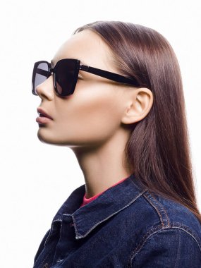 Güneş gözlüklü güzel bir kadının moda portresi. Moda gözlüklü güzel kız