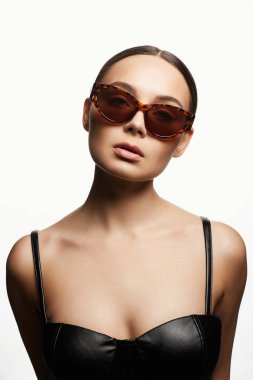 Güneş gözlüklü güzel bir kadının moda portresi. Moda gözlüklü güzel kız