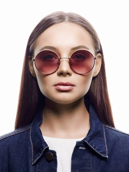 Güneş gözlüklü güzel bir kadının moda portresi. Moda gözlüklü güzel kız