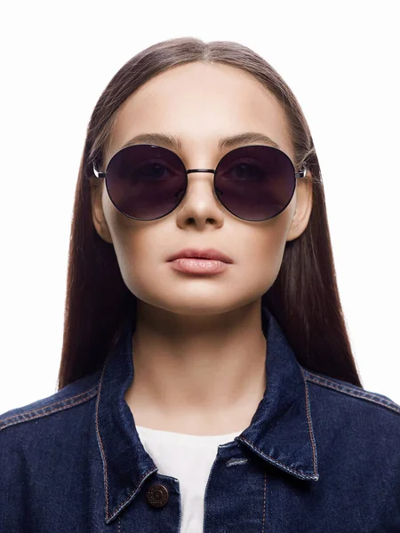 Güneş gözlüklü güzel bir kadının moda portresi. Moda gözlüklü güzel kız