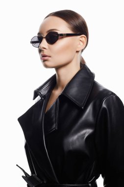 Güneş gözlüklü ve deri ceketli güzel bir kadının moda portresi. Moda gözlüklü güzel kız