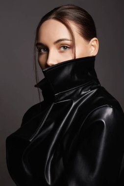 Deri ceketli güzel bir kadının moda portresi. Güzel tutkulu esmer kız.