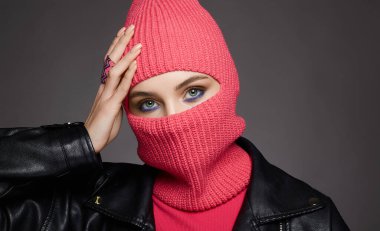 Kar maskeli ve deri ceketli güzel bir kız. Güzel bir kadının son moda maskesi