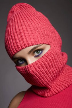 Kırmızı kar maskeli kızın güzel gözleri. Güzel bir kadının son moda maskesi