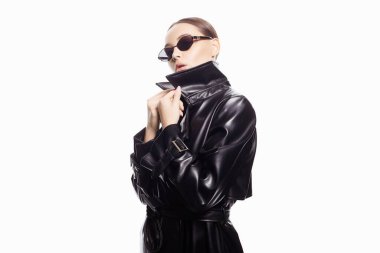 Güneş gözlüklü ve deri ceketli güzel bir kadının moda portresi. Moda gözlüklü güzel kız