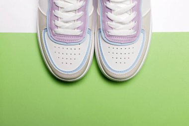 Yeşil arka planda moda spor ayakkabılar. Moda ayakkabıları hala hayat. Erkek ayakkabısı. Stüdyoda şık bir fotoğraf..