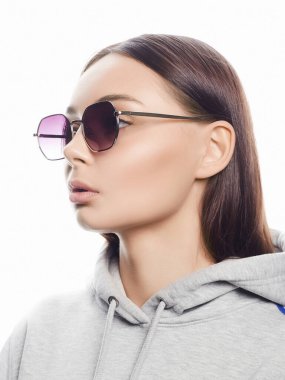 Güneş gözlüklü güzel bir kadının moda portresi. Moda gözlüklü güzel kız