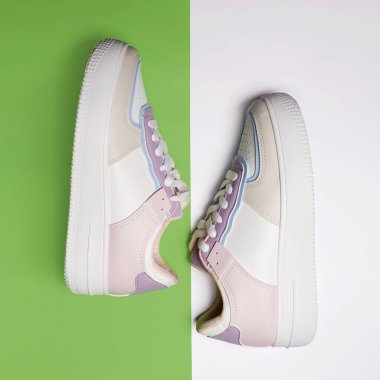 Yeşil arka planda moda spor ayakkabılar. Moda ayakkabıları hala hayat. Erkek ayakkabısı. Stüdyoda şık bir fotoğraf..