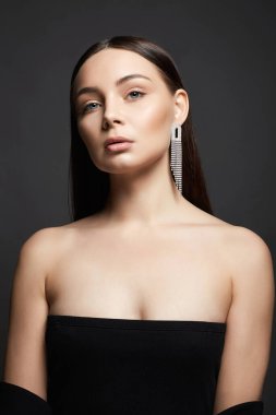 Zarif Bayan. Mücevher küpeli güzel bir genç bayan. Güzel esmer kızlar portresi