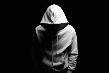 Başlıklı Adam. Kapüşonlu kazak giyen biri. Siyah beyaz fotoğraf