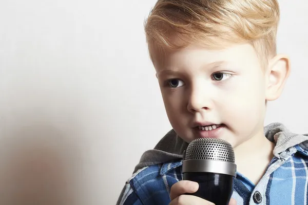 Petit Garcon Chantant Dans La Coupe De Cheveux Microphone Child Karaoke Fashion Peu Blonde Stock Photo Petit Garcon Chantant Dans La Coupe De Cheveux Microphone Child Karaoke Fashion Peu Blonde Stock Photo