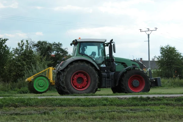 Landwirtschaftlicher Traktor im Arbeitsbereich — Stockfoto