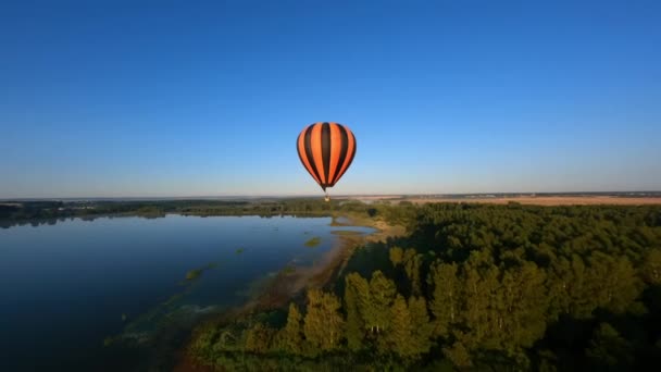 Fpv Drone Maneuvers Black Orange Hot Air Balloons Floating Lake — Wideo stockowe