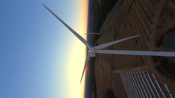 Dynamic Fpv Shot Eco Friendly White Operative Wind Turbine Generating — Vídeo de Stock