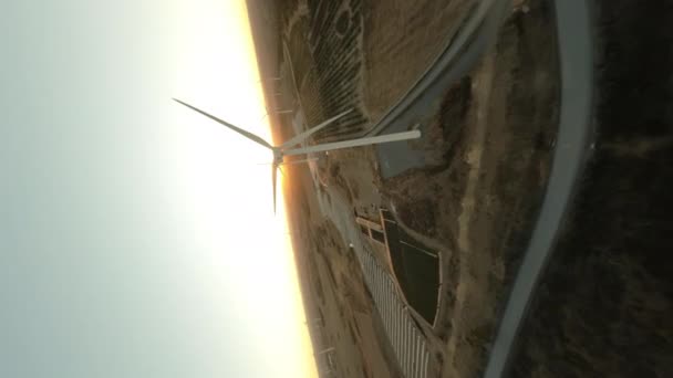 Dynamic Fpv Shot Eco Friendly White Operative Wind Turbine Generating — Vídeo de Stock