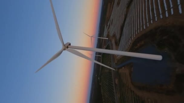 Dynamic Fpv Shot Eco Friendly White Operative Wind Turbine Generating — Vídeo de stock