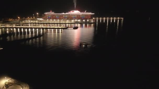 Biza Limanında Virgin Cruise Yolcu Gemisi Gece Hava Manzarası Temmuz — Stok video