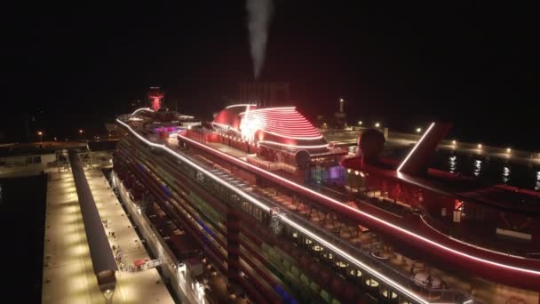 Biza Limanında Virgin Cruise Yolcu Gemisi Gece Hava Manzarası Temmuz — Stok video
