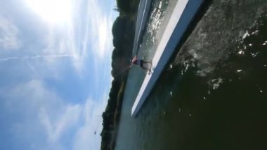 FPV wakeboder 'ın İHA görüntüsü kaydırak kutusuna düştü, daire şeklinde vinç. FPV insansız hava aracı su sıçratarak uçuyor. Su sıçraması. Su damlası, yüksek kaliteli görüntüler.