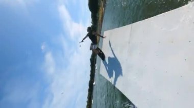 FPV 'nin wakeboardcunun vinçle oyun oynarken ki görüntüsü. Yüksek kaliteli görüntüler