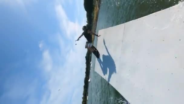 Fpv Drone Colpo Wakeboarder Facendo Trucco Sul Verricello Filmati Alta — Video Stock