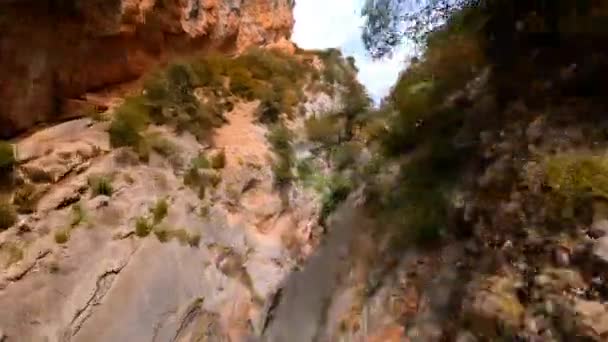 사람들이 헤엄쳐 흐르는 협곡을 Fpv 스포츠 드론이 올려졌고 자연의 산에서 — 비디오
