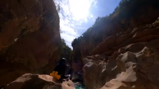 Fpv Drone Achteruit Geschoten Langs Gele Canyon Met Mensen Lopen — Stockvideo
