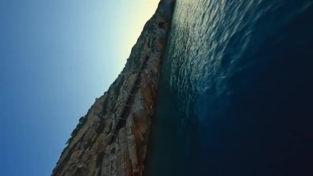 Fpv Вертикальный Выстрел Летящий Низко Над Голубой Водой Скале Высокоскоростной — стоковое видео