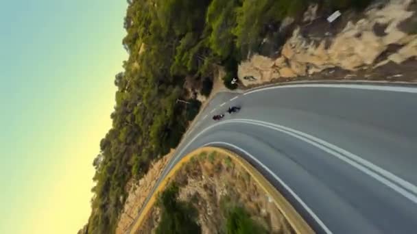 Güneş Doğarken Serpentine Yolunda Hızlı Motosiklet Sürmek Siyah Gömlekli Sürücüler — Stok video
