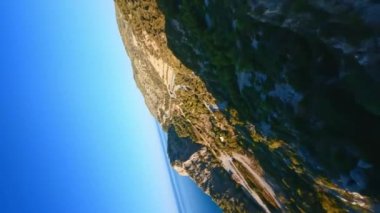 Dron 'la dağın tepesine doğru güzel bir manzarayla uçarken Cross' a kadar ve sonra dikey konsept 4K görüntüsü olan 50.000 fp 'lik tünele dalana kadar.
