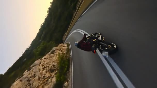Güneş Doğarken Serpentine Yolunda Hızlı Motosiklet Sürmek Siyah Gömlekli Sürücüler — Stok video