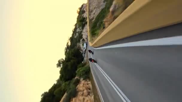Motocyclette Rapide Sur Route Serpentine Lever Soleil Conducteurs Avec Chemise — Video