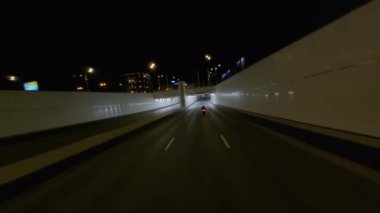 Hızlı BMW motosikleti şehir tüneli, gece yolu, yüksek hızda FPV İHA ile filme alınır. Yüksek kalite 4k görüntü